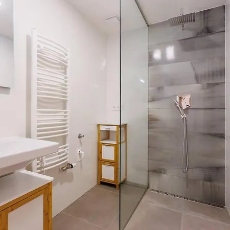 2 With Terrace And Free Parking Near Metro Appartamento Praga