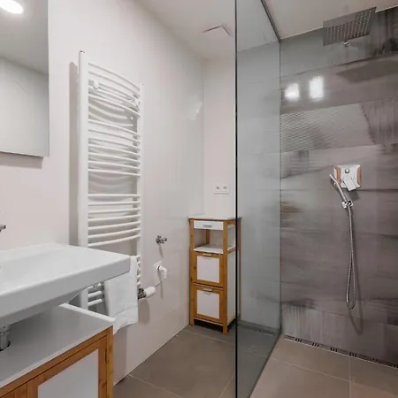 2 With Terrace And Free Parking Near Metro 아파트 *